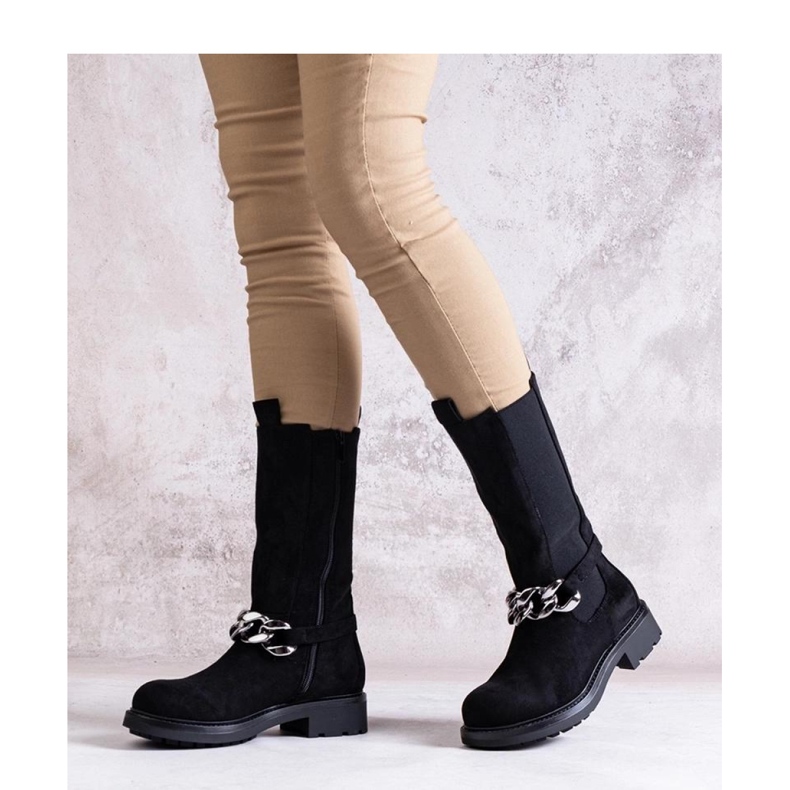 Černé dámské kotníkové boty zdobené řetízkem černá 1 Černé dámské kotníkové boty zdobené řetízkem černá 1