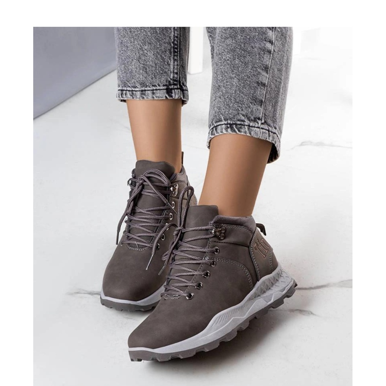 Šedé zateplené dámské turistické boty šedá 1