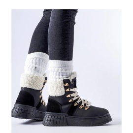 Černí dělníci na masivní platformě černá 1