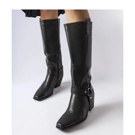 Černé kovbojské boty na sloupku černý 1