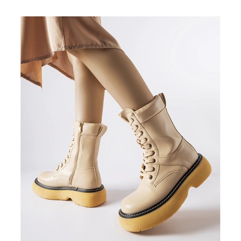 Pracovníci s béžovou izolovanou plošinou béžový 1 Pracovníci s béžovou izolovanou plošinou béžový 1