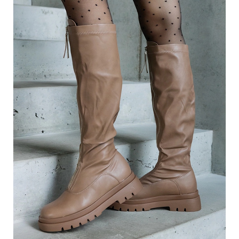 Hnědé kozačky z ekokůže na plochém podpatku zdobené zipem hnědý 1