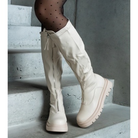 Béžové kozačky z ekokůže na plochém podpatku zdobené zipem béžový 2