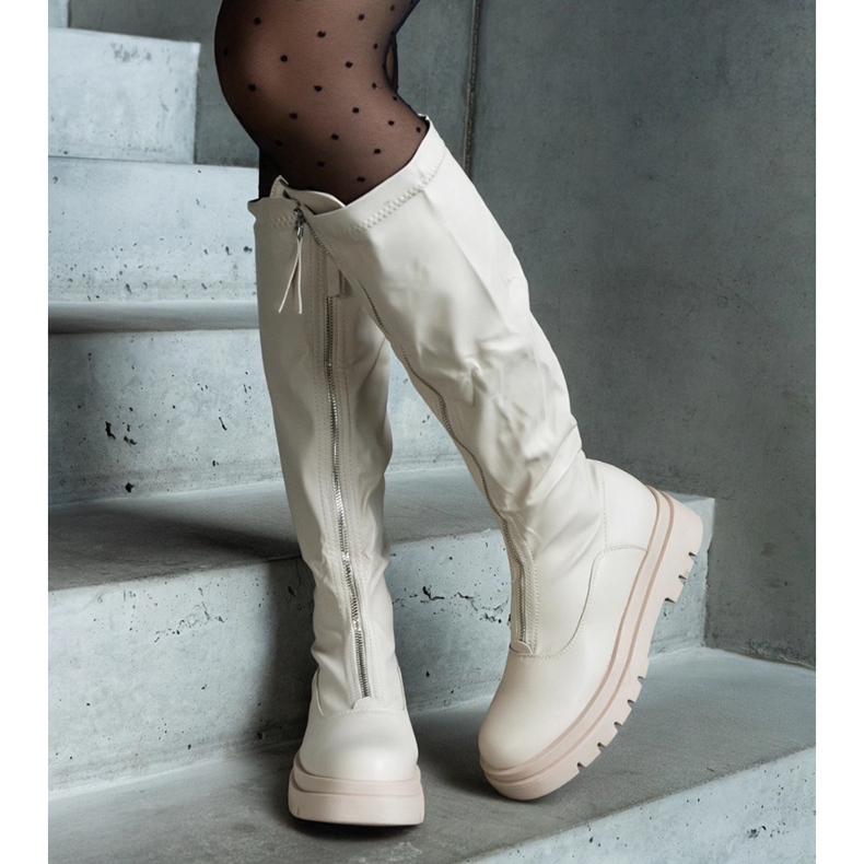 Béžové kozačky z ekokůže na plochém podpatku zdobené zipem béžový 2