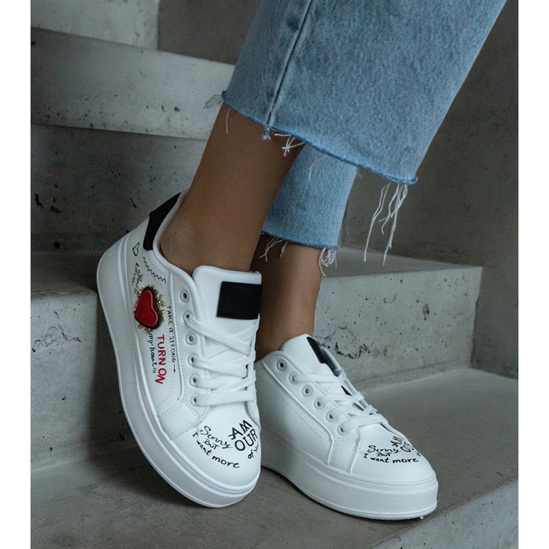 Bílé tenisky zdobené nášivkou a nápisy na platformě bílý 1