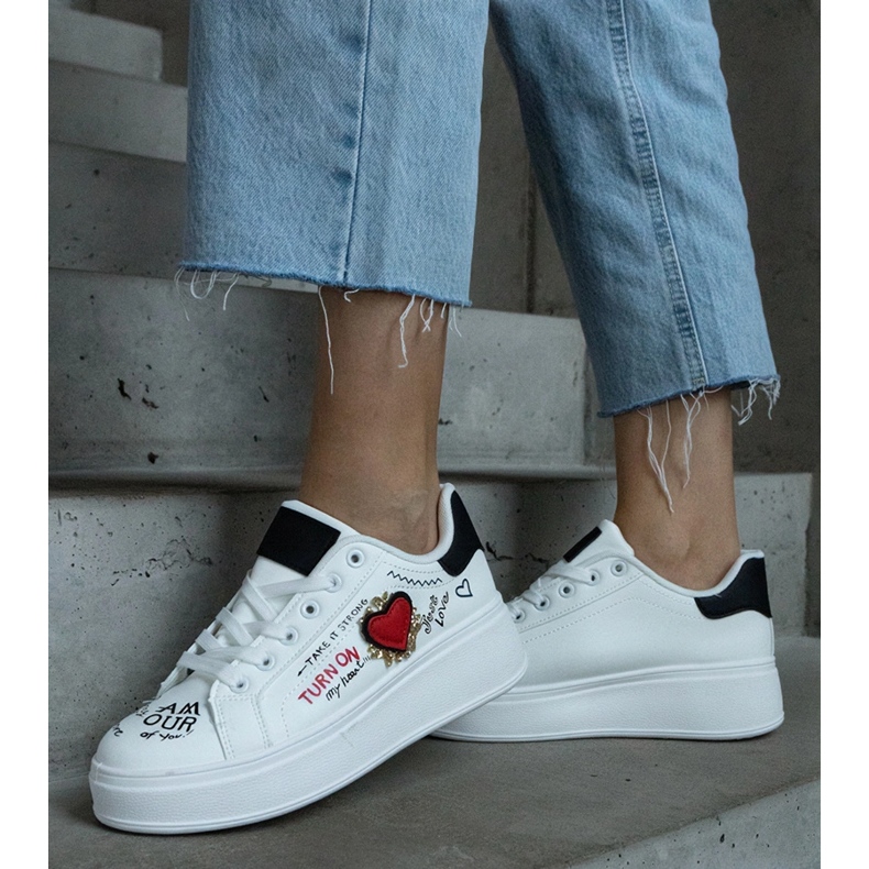 Bílé tenisky zdobené nášivkou a nápisy na platformě bílý 2
