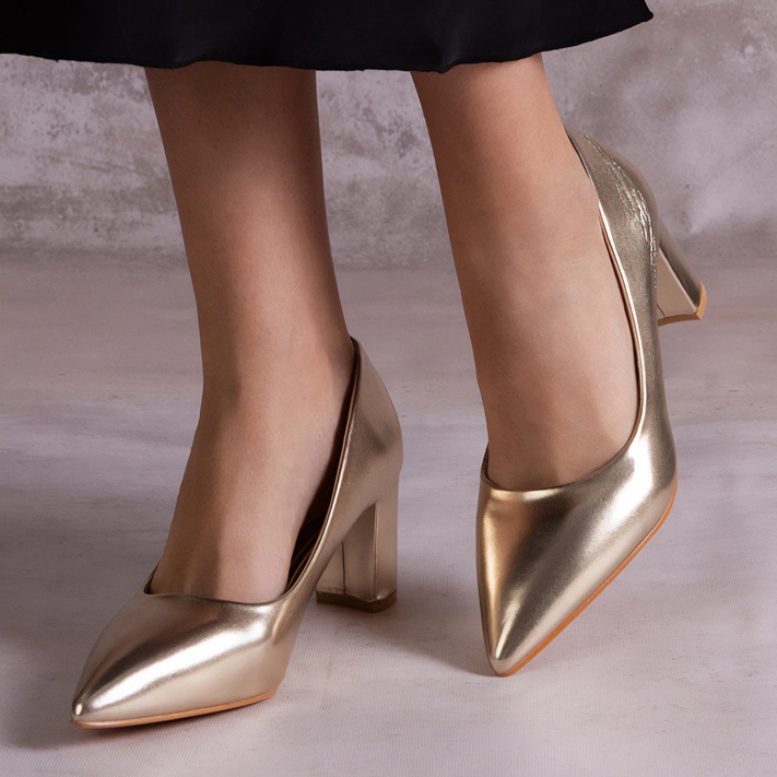 Zlaté lodičky na sloupu zlatý 2