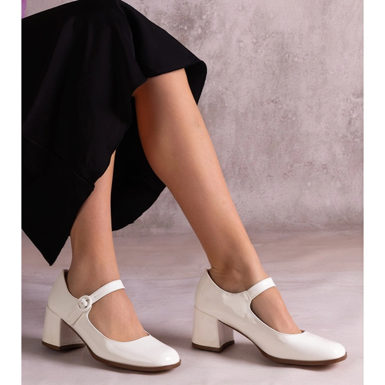 Bílá vázaná čerpadla s proužkem na sloupku bílý 1