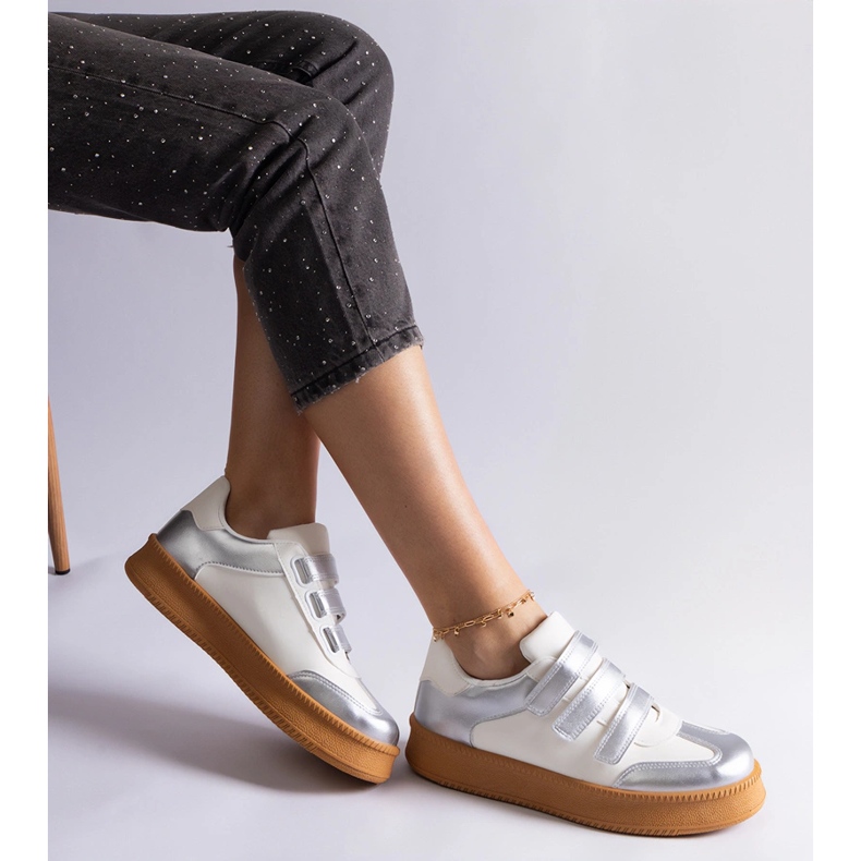 Stříbrné tenisky připevněné suchým zipem stříbrný 2