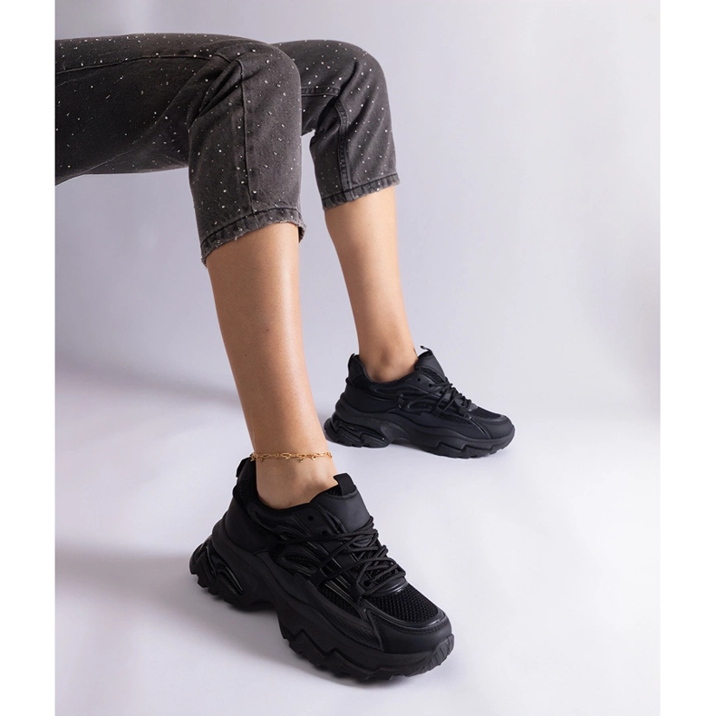 Černé sportovní tenisky na masivní podrážce černá 1