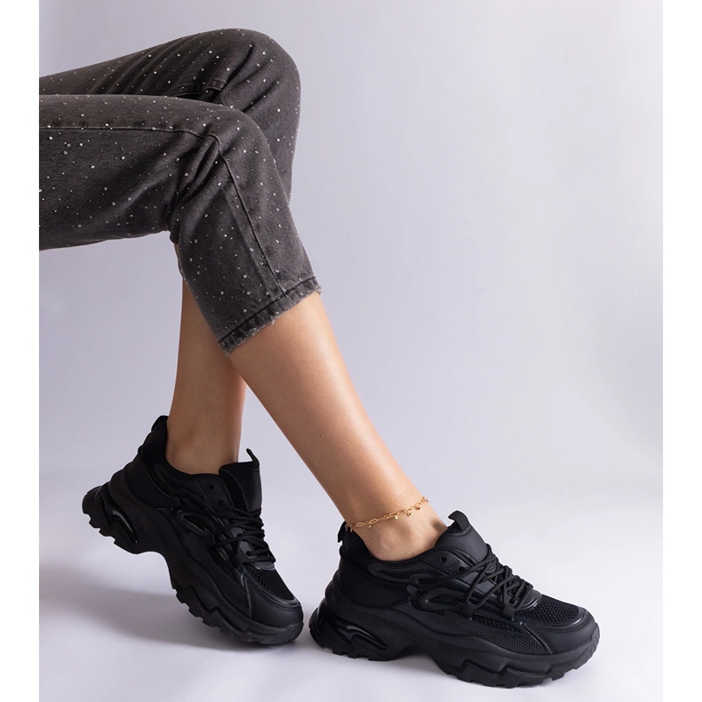 Černé sportovní tenisky na masivní podrážce černá 2