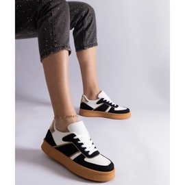 Na platformě přichytily černé tenisky černá 1