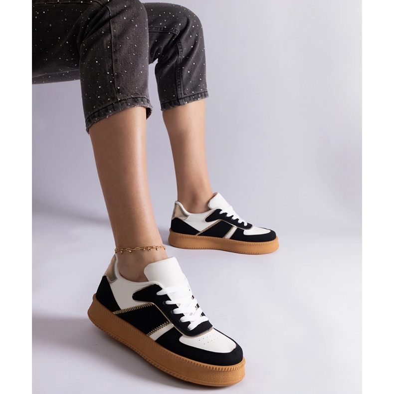 Na platformě přichytily černé tenisky černá 1