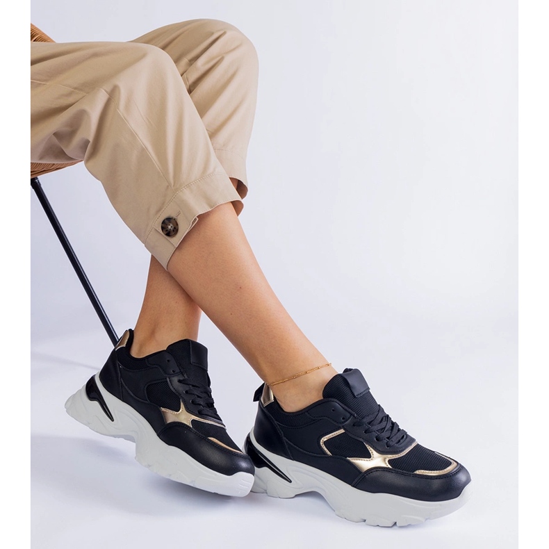 Černé tenisky na masivní podrážce černá 1 Černé tenisky na masivní podrážce černá 1