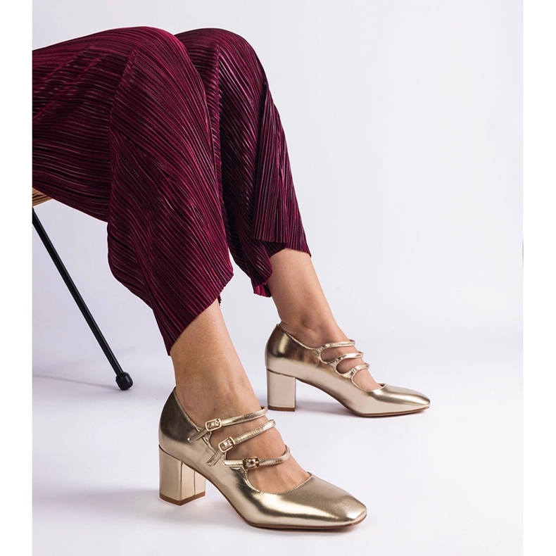 Zlaté čerpadla na sloupku s dekorativními sponami zlatý 1