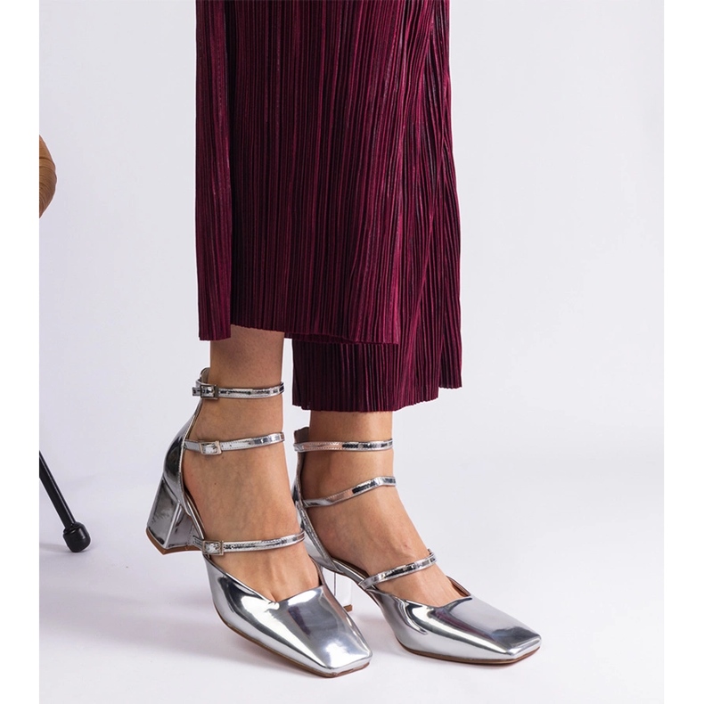 Stříbrná čerpadla se valila na sloupku s sponami stříbrný 1