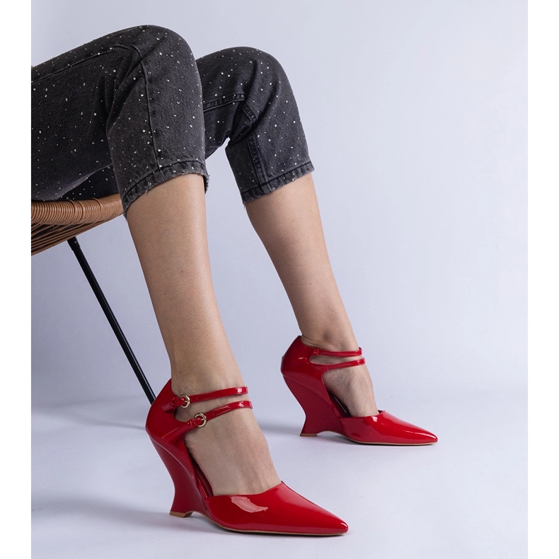 Červená čerpadla jsou na klínu s spony červené 1 Červená čerpadla jsou na klínu s spony červené 1