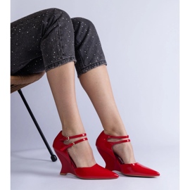 Červená čerpadla jsou na klínu s spony červené 2 Červená čerpadla jsou na klínu s spony červené 2