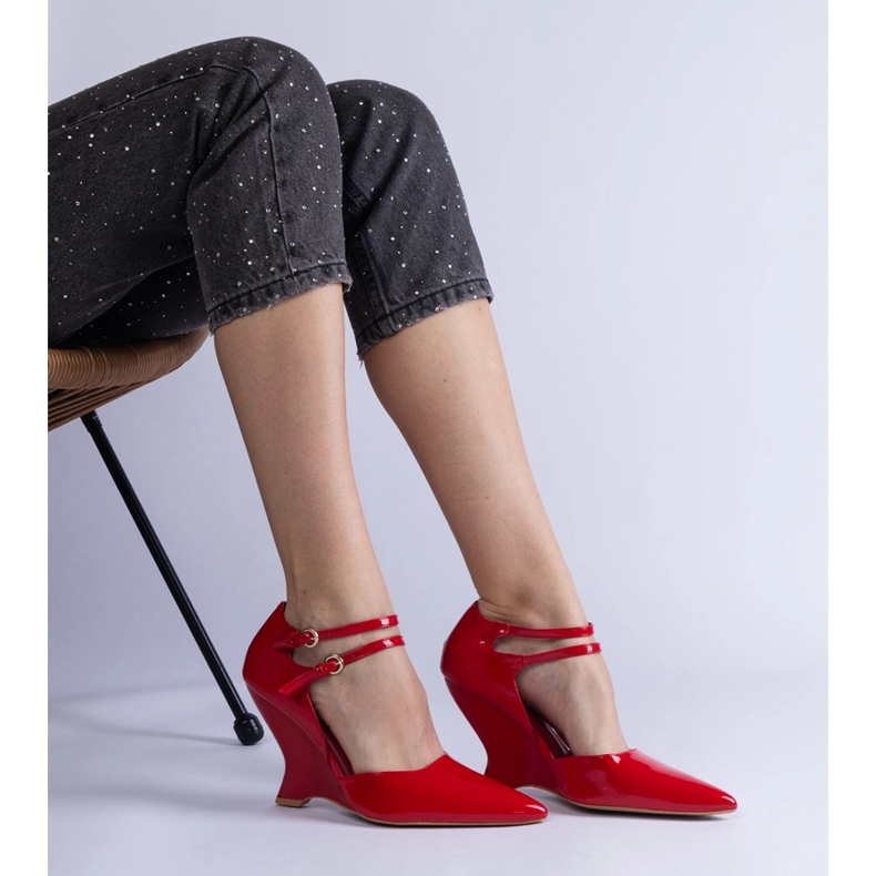 Červená čerpadla jsou na klínu s spony červené 2