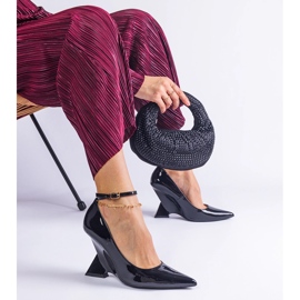 Černá čerpadla lakovaná na klínech 2 Černá čerpadla lakovaná na klínech 2