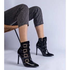 Černé boty jsou rozptýlené na špendlíku s spony černá 1