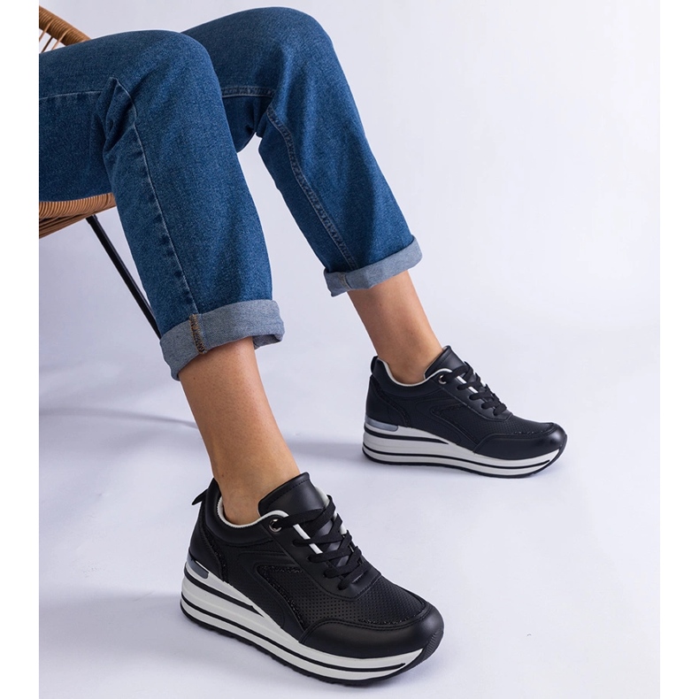 Černé tenisky na platformě zdobené třpytem a kovovým vložením černá 1