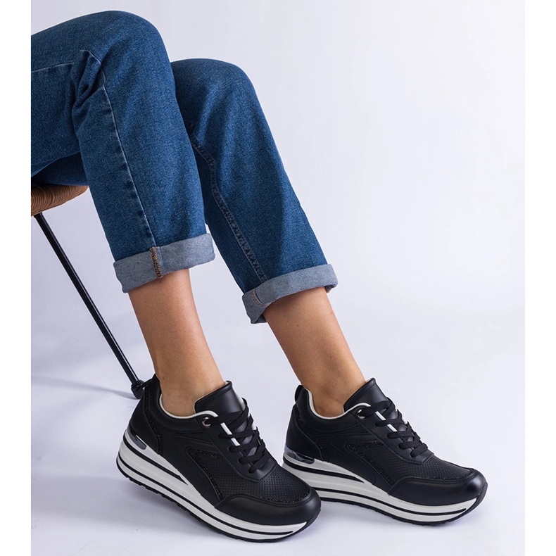 Černé tenisky na platformě zdobené třpytem a kovovým vložením černá 2