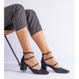 Černá čerpadla na sloupu s sponami 3