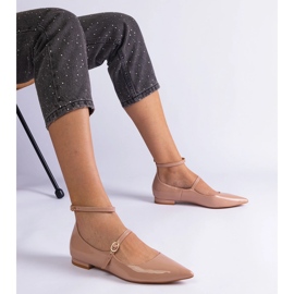 Béžová čerpadla je rozptýlená plochými podpatky s béžovými sponami 1 Béžová čerpadla je rozptýlená plochými podpatky s béžovými sponami 1