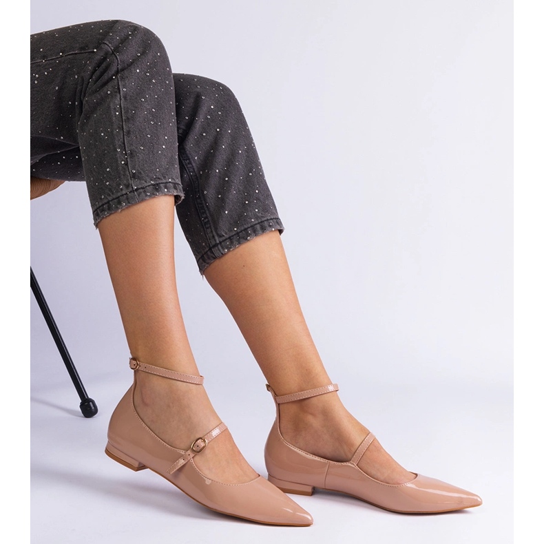 Béžová čerpadla je rozptýlená plochými podpatky s béžovými sponami 2