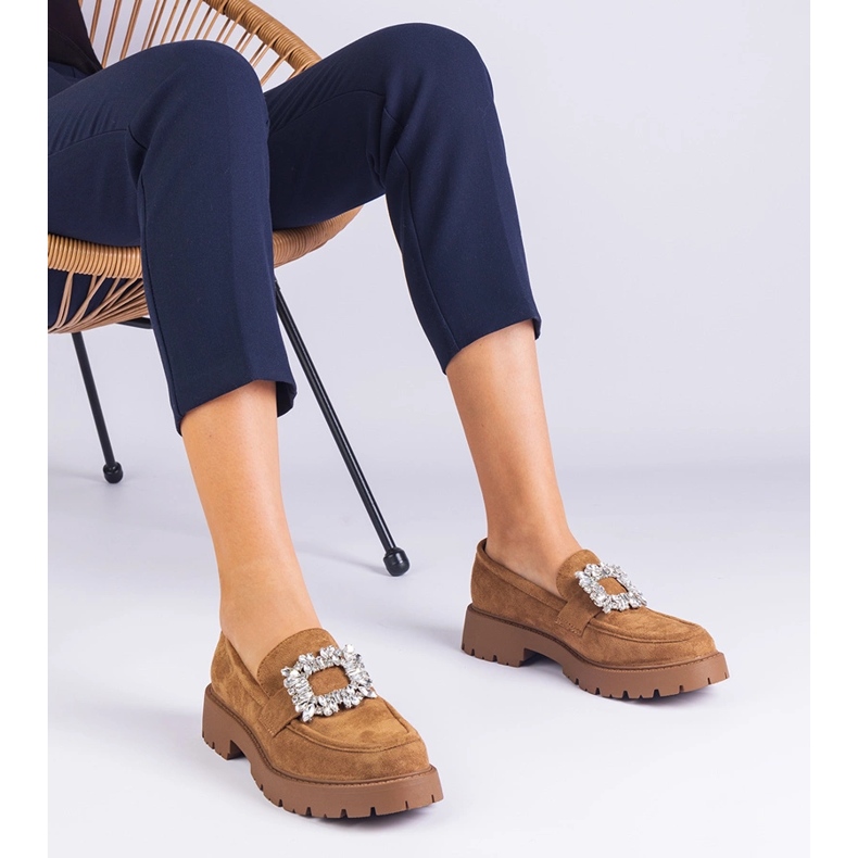 Hnědé dámské mokasíny z Ekozamsz s elegantní dekorací hnědý 1 Hnědé dámské mokasíny z Ekozamsz s elegantní dekorací hnědý 1