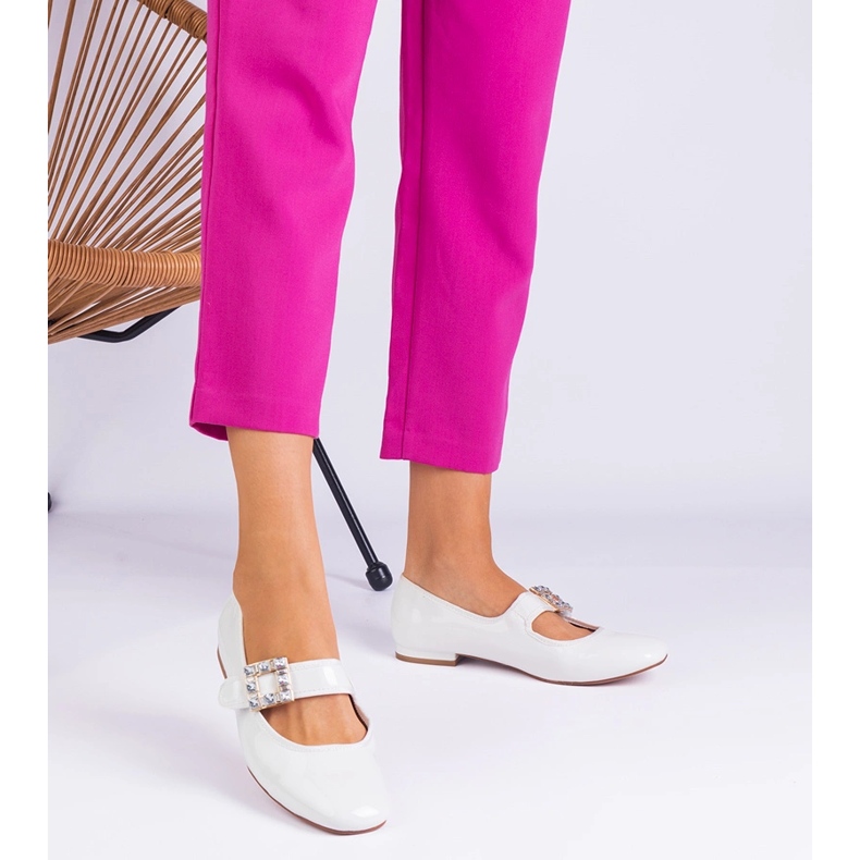 Bílé vázané baleríny zdobené sponou bílý 1