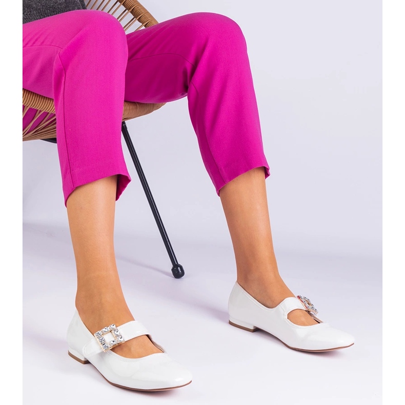 Bílé vázané baleríny zdobené sponou bílý 2