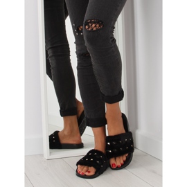 Černé pantofle s kožíškem a černými cvočky 2