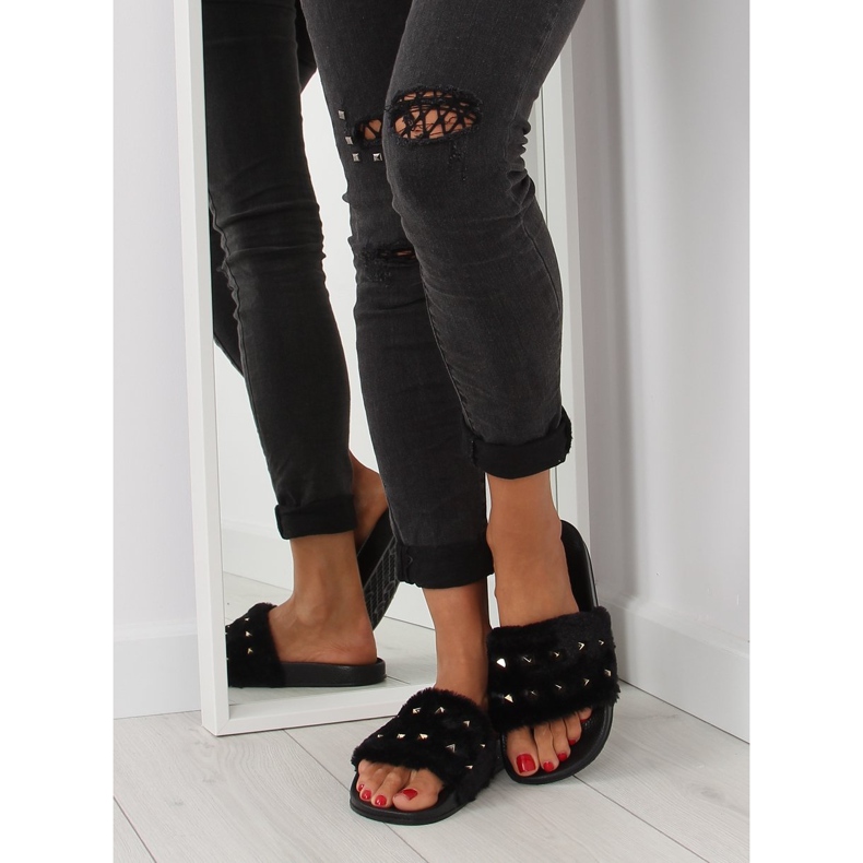 Černé pantofle s kožíškem a černými cvočky černá 2