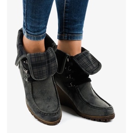 Pohodlné dámské kožené sandály na klínku s elegantním zdobením béžový 1