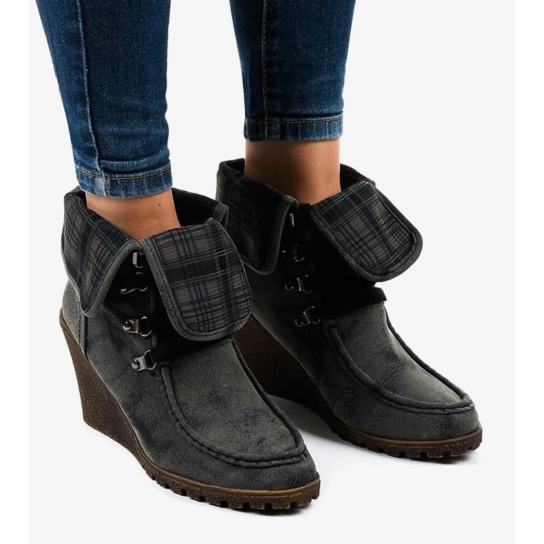 Pohodlné dámské kožené sandály na klínku s elegantním zdobením béžový 2