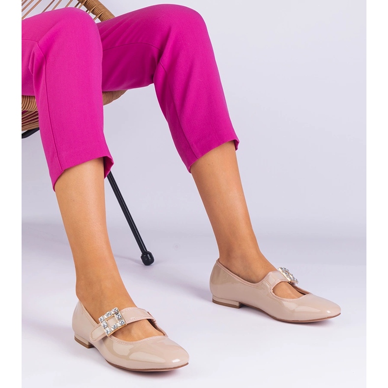 Béžové balery zdobené svorkou béžový 1 Béžové balery zdobené svorkou béžový 1