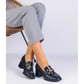 Černá čerpadla na příspěvku s kovovou dekorací 1