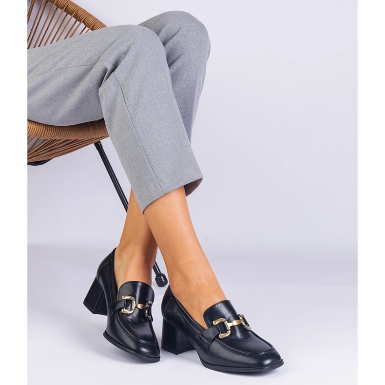 Černá čerpadla na příspěvku s kovovou dekorací 1