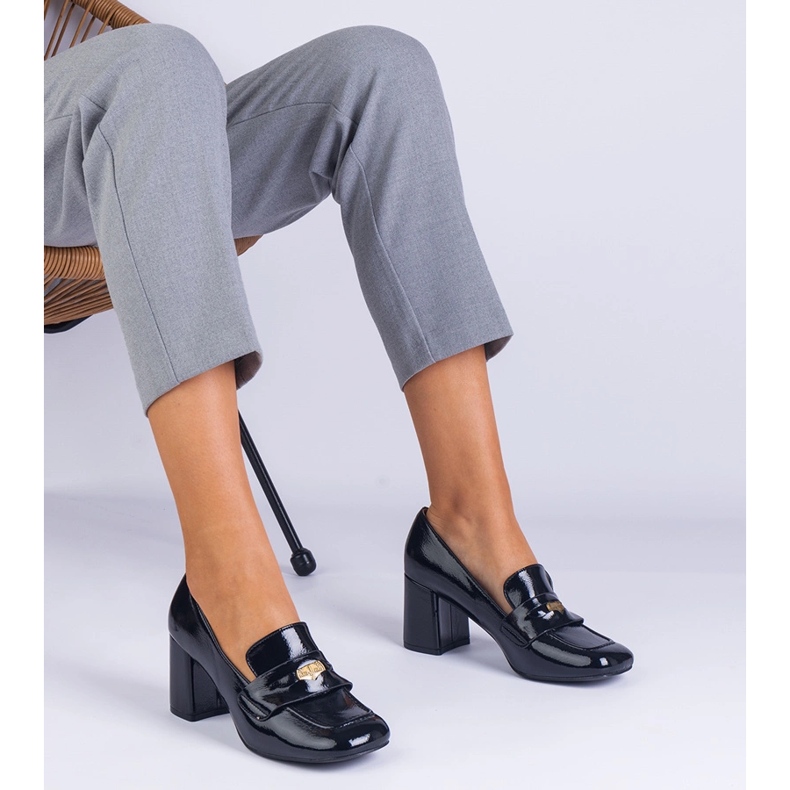 Černé lakované lodičky na sloupku černá 1