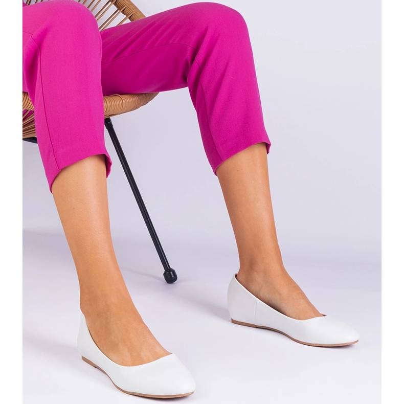 Bílé baleríny na skrytém klínu ekologického pokoje bílý 1