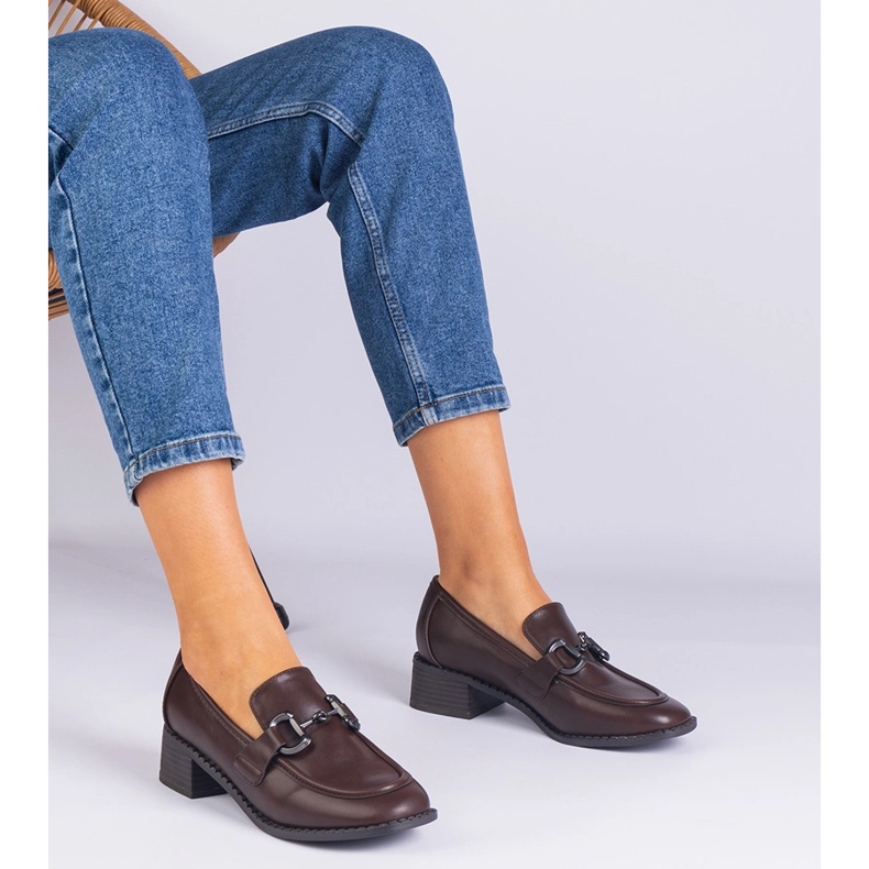 Hnědá čerpadla na sloupku s kovovou dekorací hnědý 1