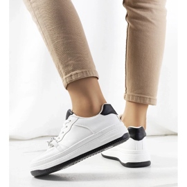 D/GMR Bílé tenisky s řetízkem od Maring bílý 1