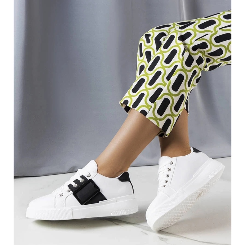 D/GMR Bílé tenisky zdobené černou Erin přezkou bílý 2