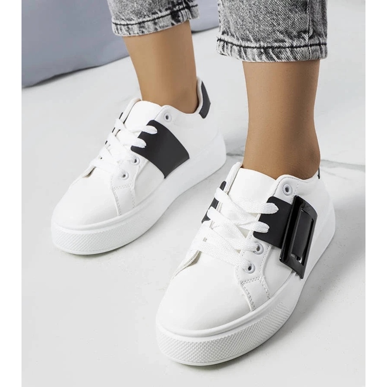 D/GMR Bílé tenisky zdobené černou přezkou Toni bílý 1 D/GMR Bílé tenisky zdobené černou přezkou Toni bílý 1