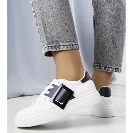 D/GMR Bílé tenisky zdobené černou přezkou Toni bílý 2 D/GMR Bílé tenisky zdobené černou přezkou Toni bílý 2