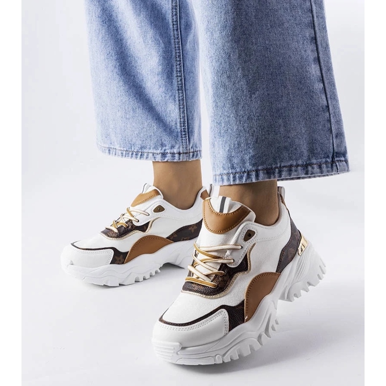 D/GMR Bílé tenisky na nepravidelné podrážce od Alty 2 D/GMR Bílé tenisky na nepravidelné podrážce od Alty 2