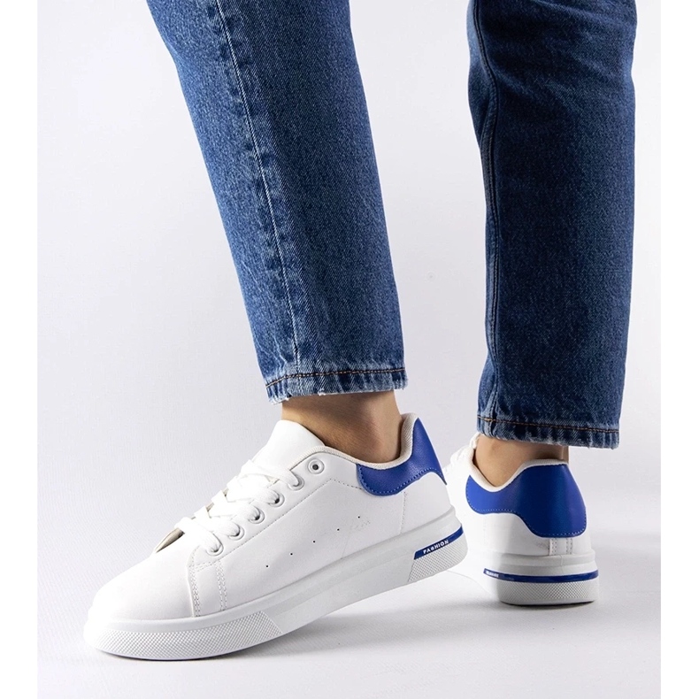 D/GMR Bílé a tmavě modré tenisky Leland bílý 1