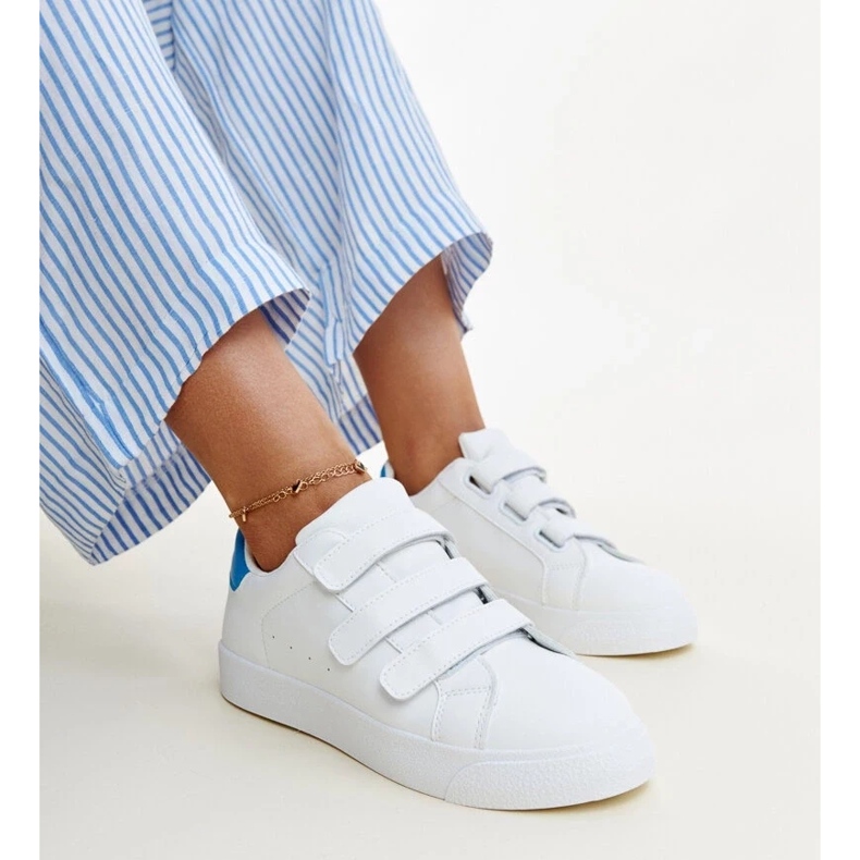 Bílé a modré tenisky na suchý zip značky Samala bílý 1 Bílé a modré tenisky na suchý zip značky Samala bílý 1